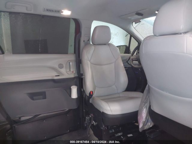5TDKRKEC1NS131729 Toyota SIENNA LE