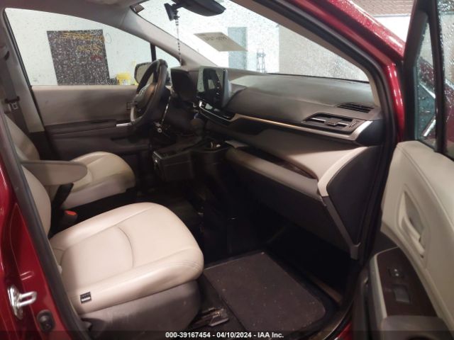 5TDKRKEC1NS131729 Toyota SIENNA LE