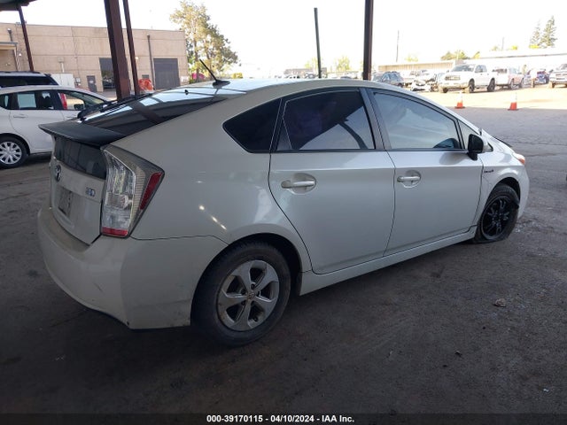Toyota Prius Three 2014 JTDKN3DU9E0379130 Image 4