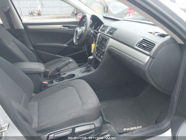 1VWAT7A33GC017622 Volkswagen Passat 1.8t S