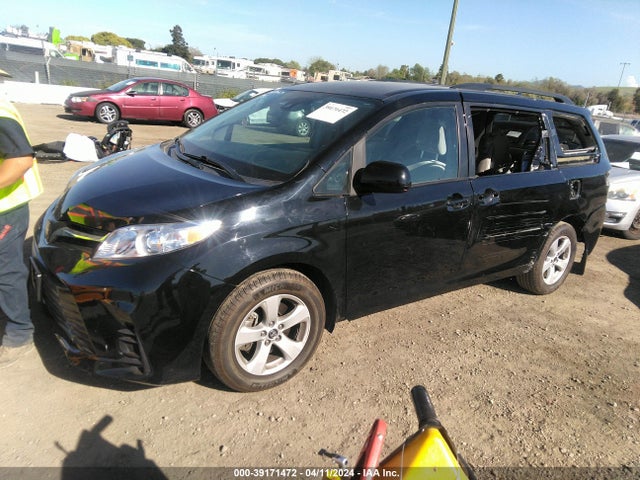 Toyota Sienna Le 8 Passenger 2018 5TDKZ3DC7JS946714 Image 2