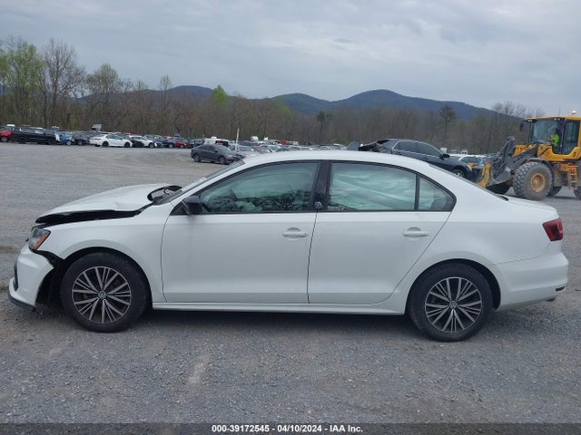 3VWB67AJ1JM203515 Volkswagen Jetta 1.4t Se/1.4t Wolfsburg Edition