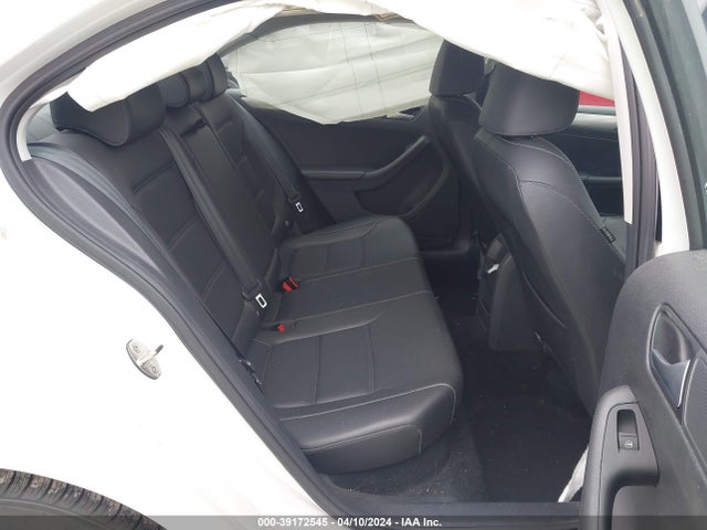 3VWB67AJ1JM203515 Volkswagen Jetta 1.4t Se/1.4t Wolfsburg Edition