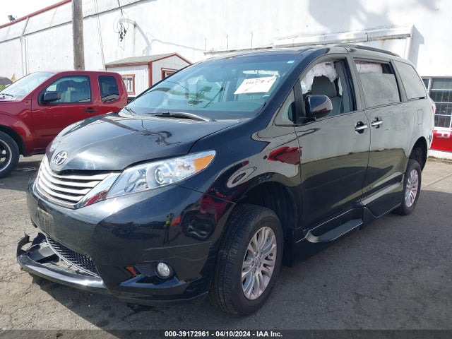 Toyota Sienna Xle 8 Passenger 2017 5TDYZ3DC4HS832593 Image 2
