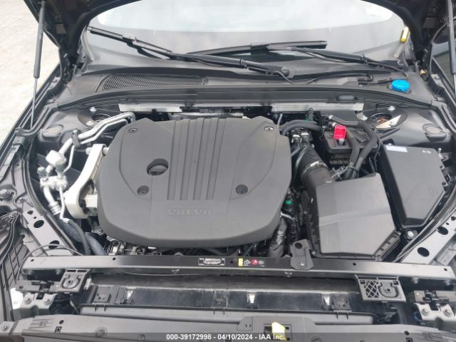 7JRL12TK8RG297303 Volvo S60 B5 Core Dark Theme