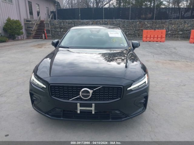 7JRL12TK8RG297303 Volvo S60 B5 Core Dark Theme