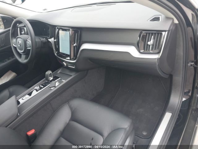 7JRL12TK8RG297303 Volvo S60 B5 Core Dark Theme