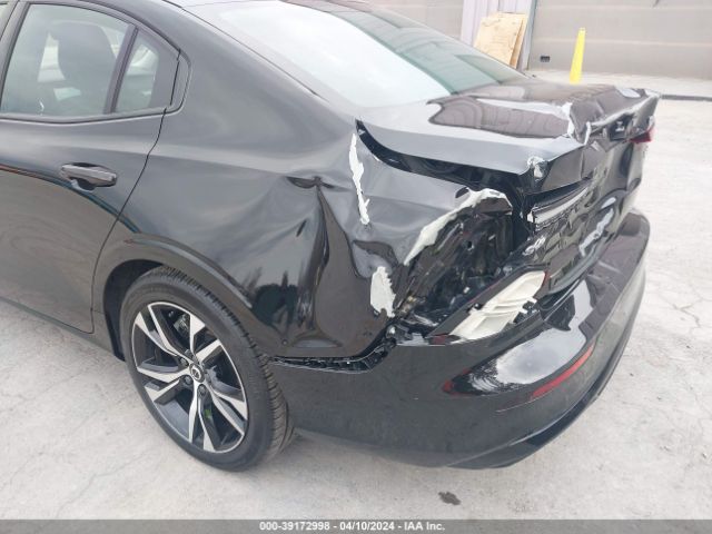 7JRL12TK8RG297303 Volvo S60 B5 Core Dark Theme