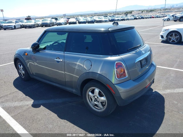 2010 MINI COOPER WMWMF3C52ATZ22128 Photo 2