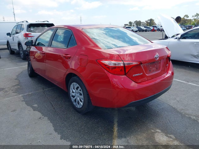 Toyota COROLLA LE 2018 5YFBURHE9JP844028 Image 3