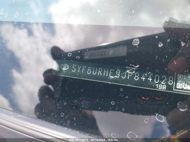 Toyota COROLLA LE 2018 5YFBURHE9JP844028 Image 9