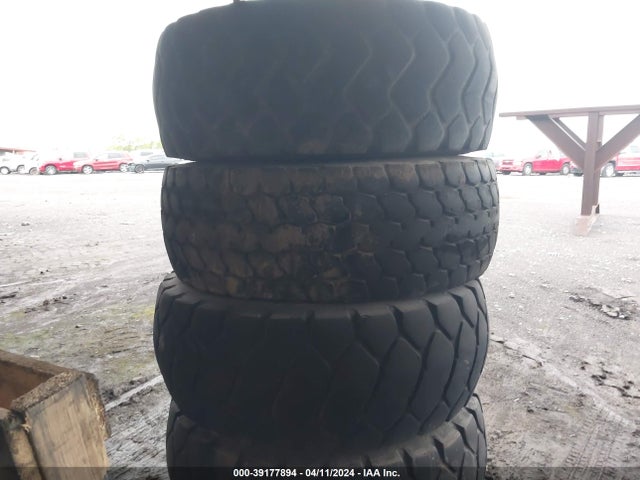 Aukcja sprzedaży 2019 20.5r25 Tires, vin: 99999999999999999, numer aukcji: 39177894