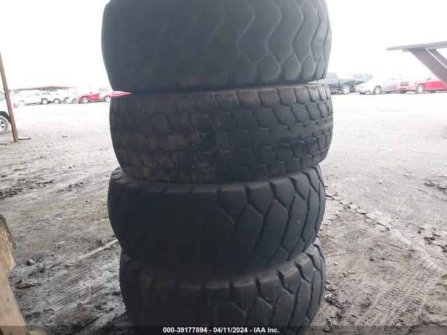 Aukcja sprzedaży 2019 20.5r25 Tires, vin: 99999999999999999, numer aukcji: 39177894