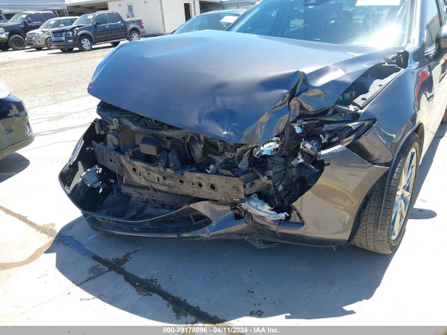 3MZBN1V35JM185693 Mazda Mazda3 Touring