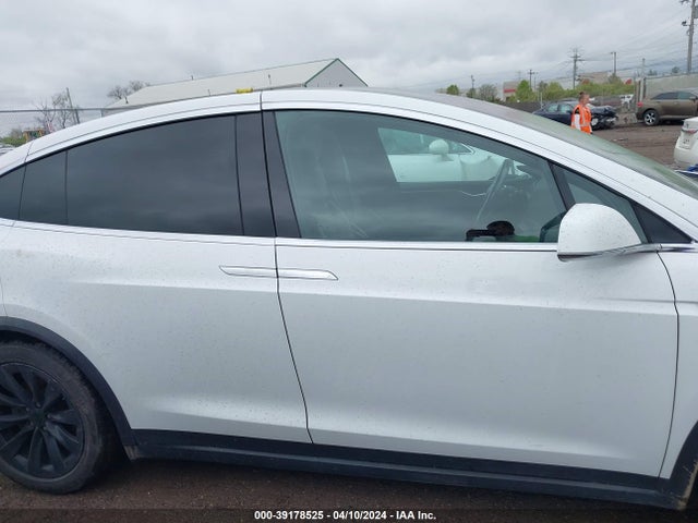 Tesla Model X 60d/70d/75d/90d 2016 5YJXCAE24GF017949 Image 13