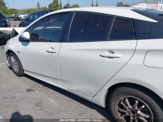 Toyota Prius Two 2016 JTDKBRFUXG3022372 Image 14