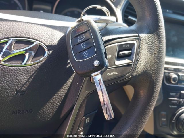 KM8SMDHF1HU184085 Hyundai Santa Fe Se