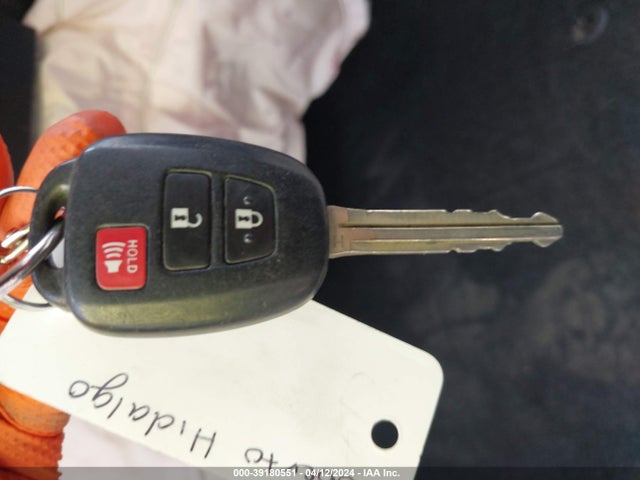 Toyota RAV4 LE 2015 JTMZFREV6FD052541 Image 11