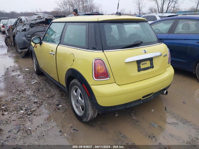 2010 MINI COOPER WMWMF3C51ATZ26347 Photo 2