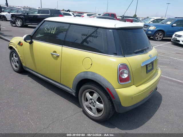 2011 MINI COOPER WMWSU3C51BTX97167 Photo 2