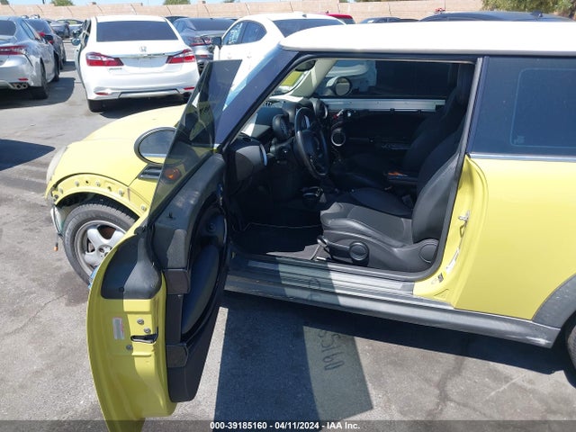 2011 MINI COOPER WMWSU3C51BTX97167 Photo 4