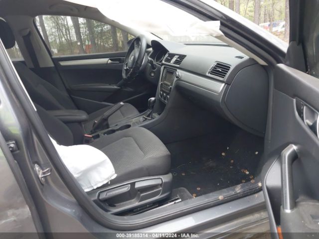 1VWAT7A39HC074635 Volkswagen Passat 1.8t S