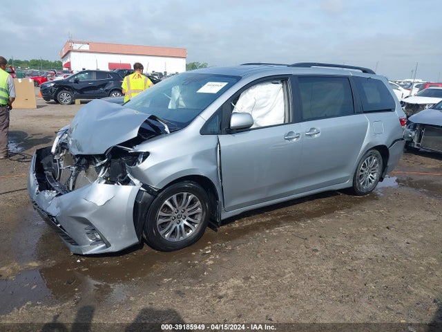 Toyota SIENNA XLE 2020 5TDYZ3DC2LS082474 Image 2