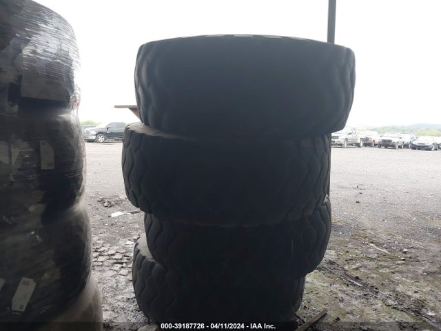Aukcja sprzedaży 2019 20.5r25 Tires, vin: 99999999999999999, numer aukcji: 39187726