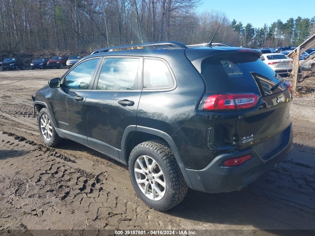 1C4PJMAB5FW774561 Jeep Cherokee Sport