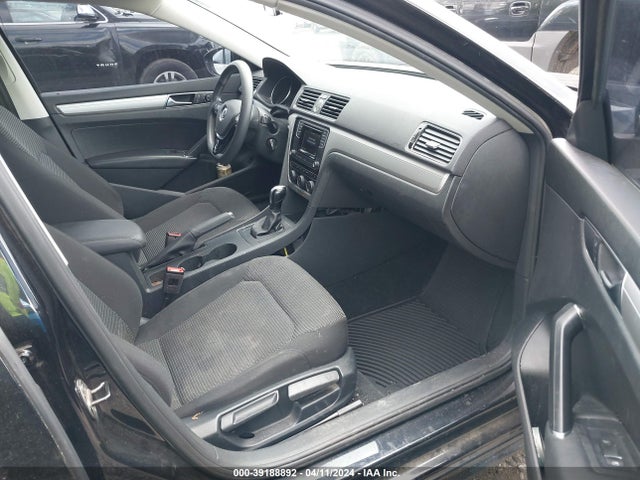 1VWAT7A3XHC046682 Volkswagen Passat 1.8t S