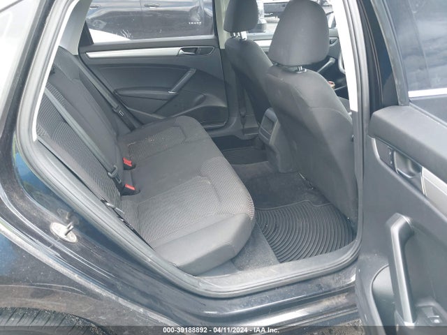 1VWAT7A3XHC046682 Volkswagen Passat 1.8t S