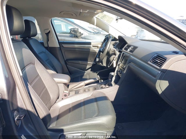 1VWDT7A38HC049464 Volkswagen Passat 1.8t R-line