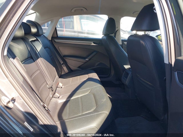 1VWDT7A38HC049464 Volkswagen Passat 1.8t R-line