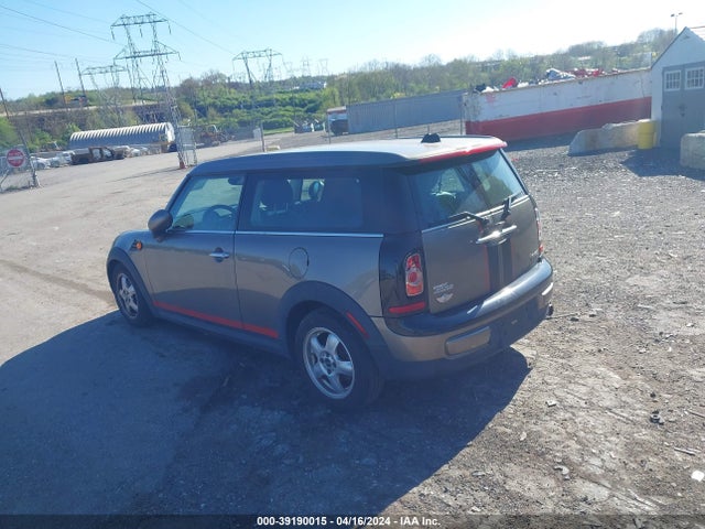 2011 MINI COOPER CLUBMAN WMWZF3C52BT188839 Photo 2
