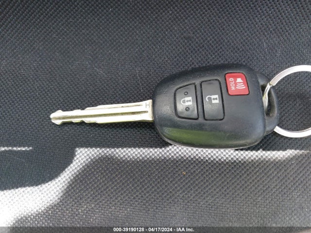 Toyota RAV4 LE 2015 JTMBFREV9FJ027488 Image 11