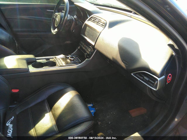 2017 JAGUAR XE SAJAK4BV8HA957384 Photo 4