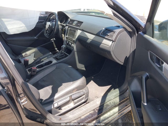 1VWLA7A33KC000858 Volkswagen Passat 2.0t Wolfsburg Edition