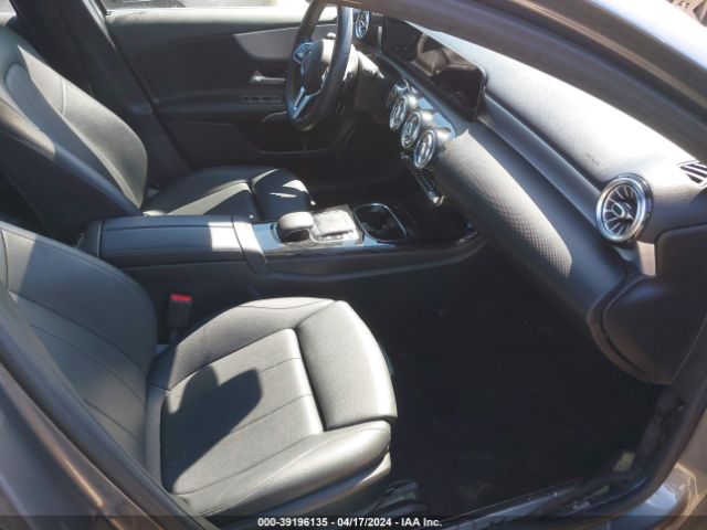 WDD3G4EB4KW028478 Mercedes-Benz A 220