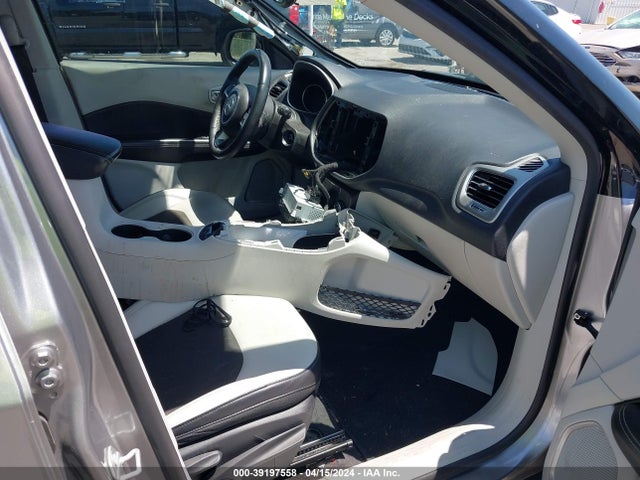 3C4NJCBB6JT122319 Jeep Compass Latitude Fwd