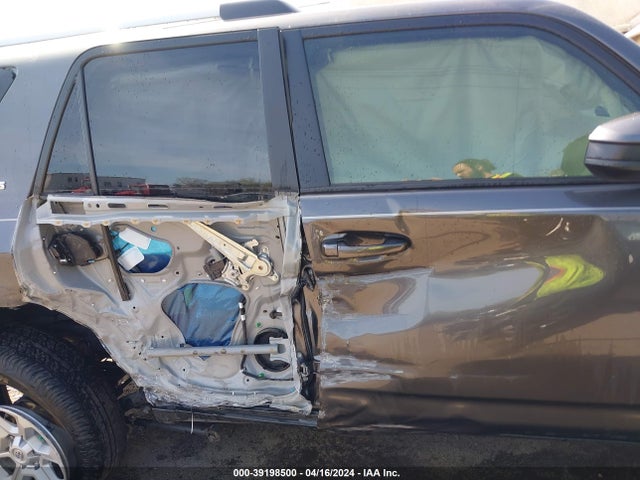 Toyota 4RUNNER SR5 2022 JTEEU5JR8N5277232 Image 13