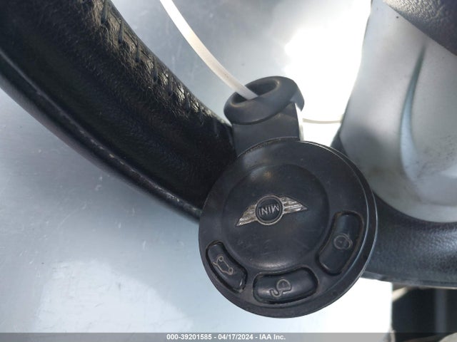2010 MINI COOPER S WMWMF7C54ATZ73976 Photo 10