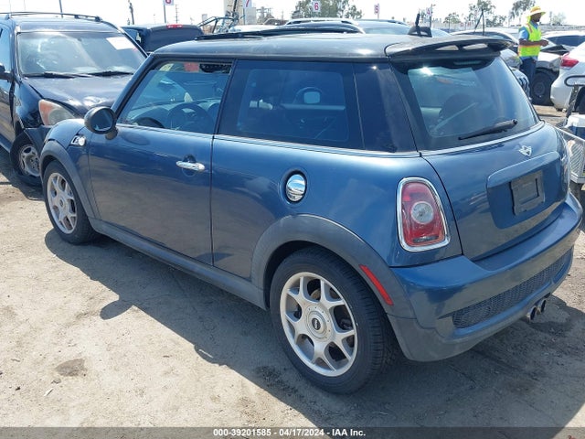 2010 MINI COOPER S WMWMF7C54ATZ73976 Photo 2