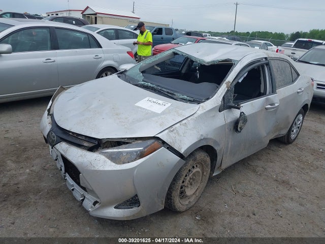 Toyota COROLLA LE 2018 5YFBURHE9JP753227 Image 2