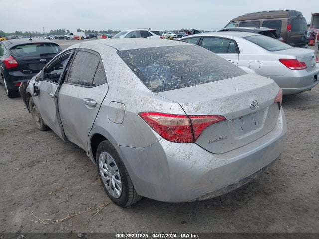 Toyota COROLLA LE 2018 5YFBURHE9JP753227 Image 3