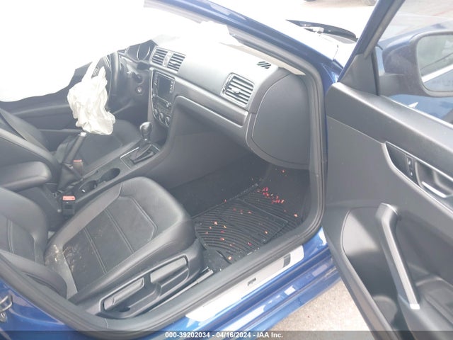1VWDT7A34HC000701 Volkswagen Passat 1.8t R-line