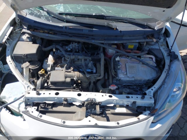 Toyota PRIUS C 2016 JTDKDTB30G1123291 Image 10