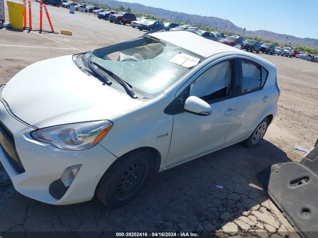 Toyota PRIUS C 2016 JTDKDTB30G1123291 Image 2