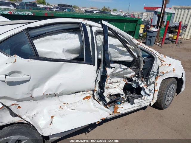 Toyota PRIUS C 2016 JTDKDTB30G1123291 Image 6