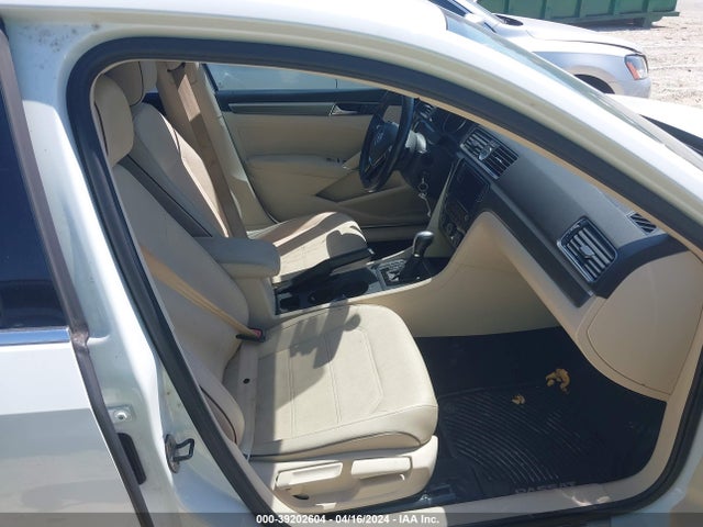 1VWDT7A31HC035762 Volkswagen Passat 1.8t R-line