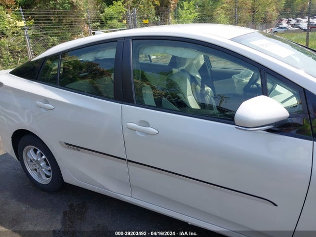 Toyota Prius Two Eco 2017 JTDKARFU0H3531150 Image 13